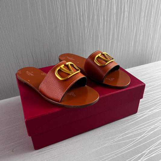 Sandalias V piel color camel con herraje dorado