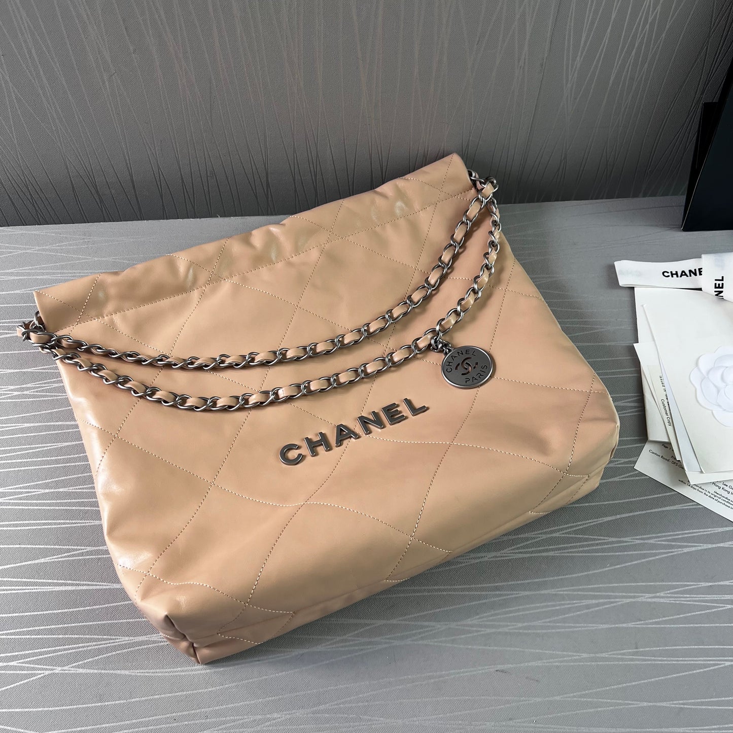 Bolso C piel color beige herrajes plateados