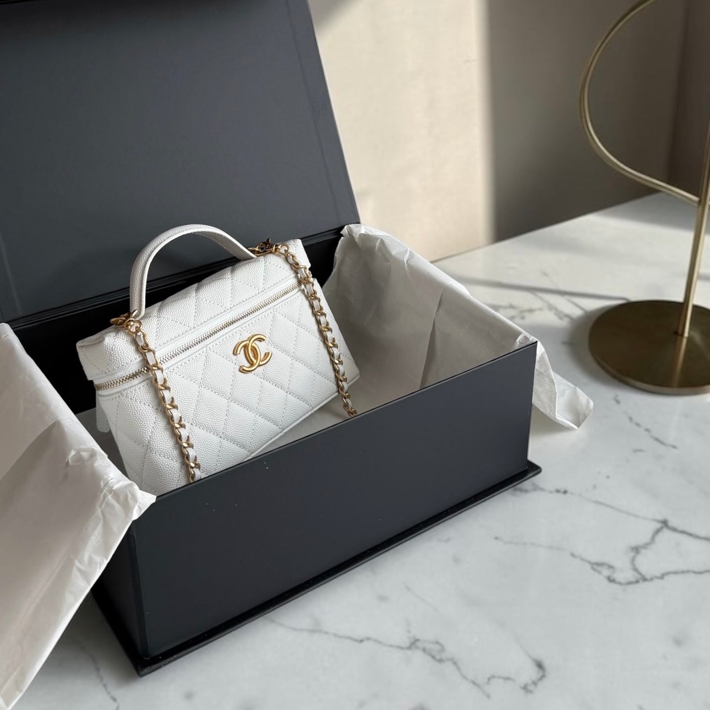 Bolso C-hanel vanity piel caviar color blanco
