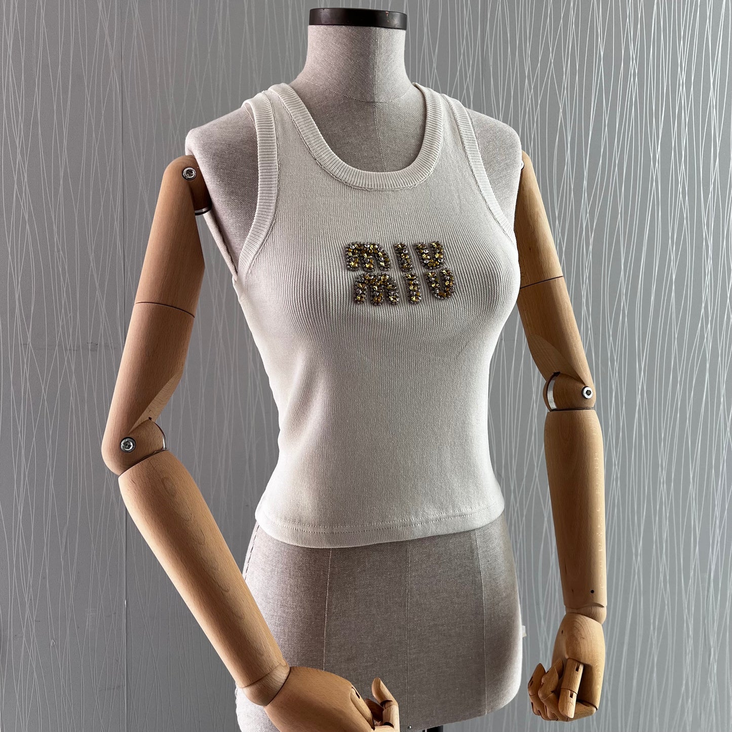 Playera M color beige con bordado