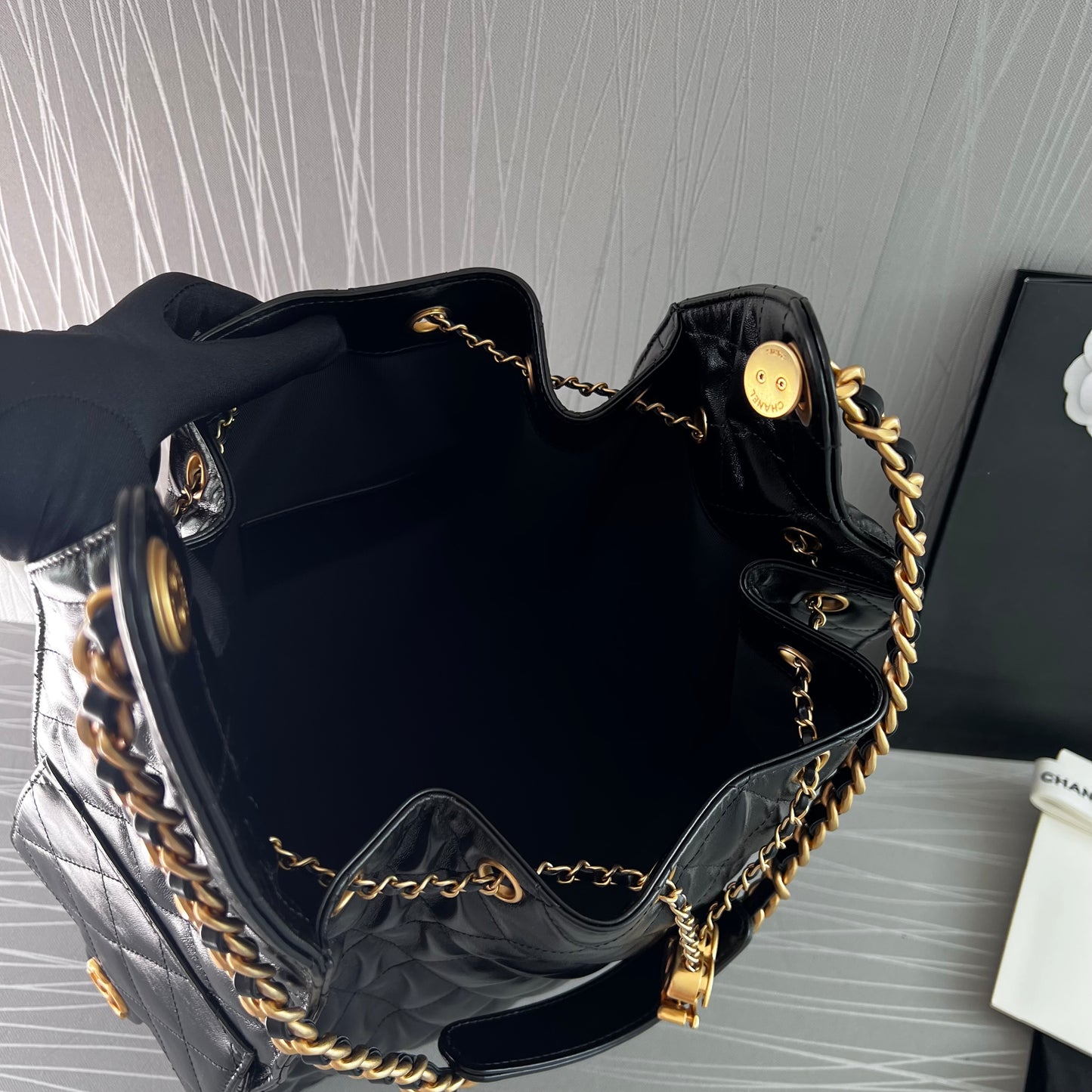 Bolso C piel negra con herrajes dorados