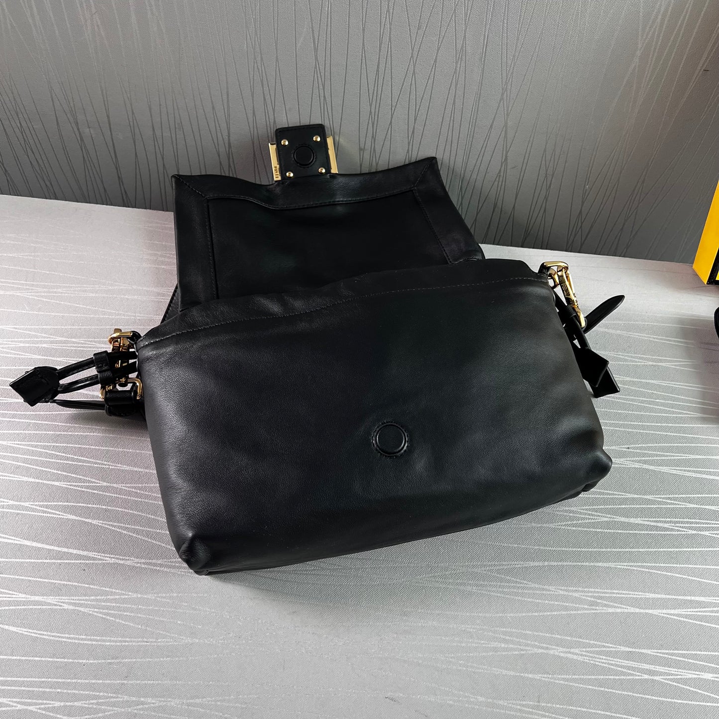 Bolso F piel color negro tamaño mediano