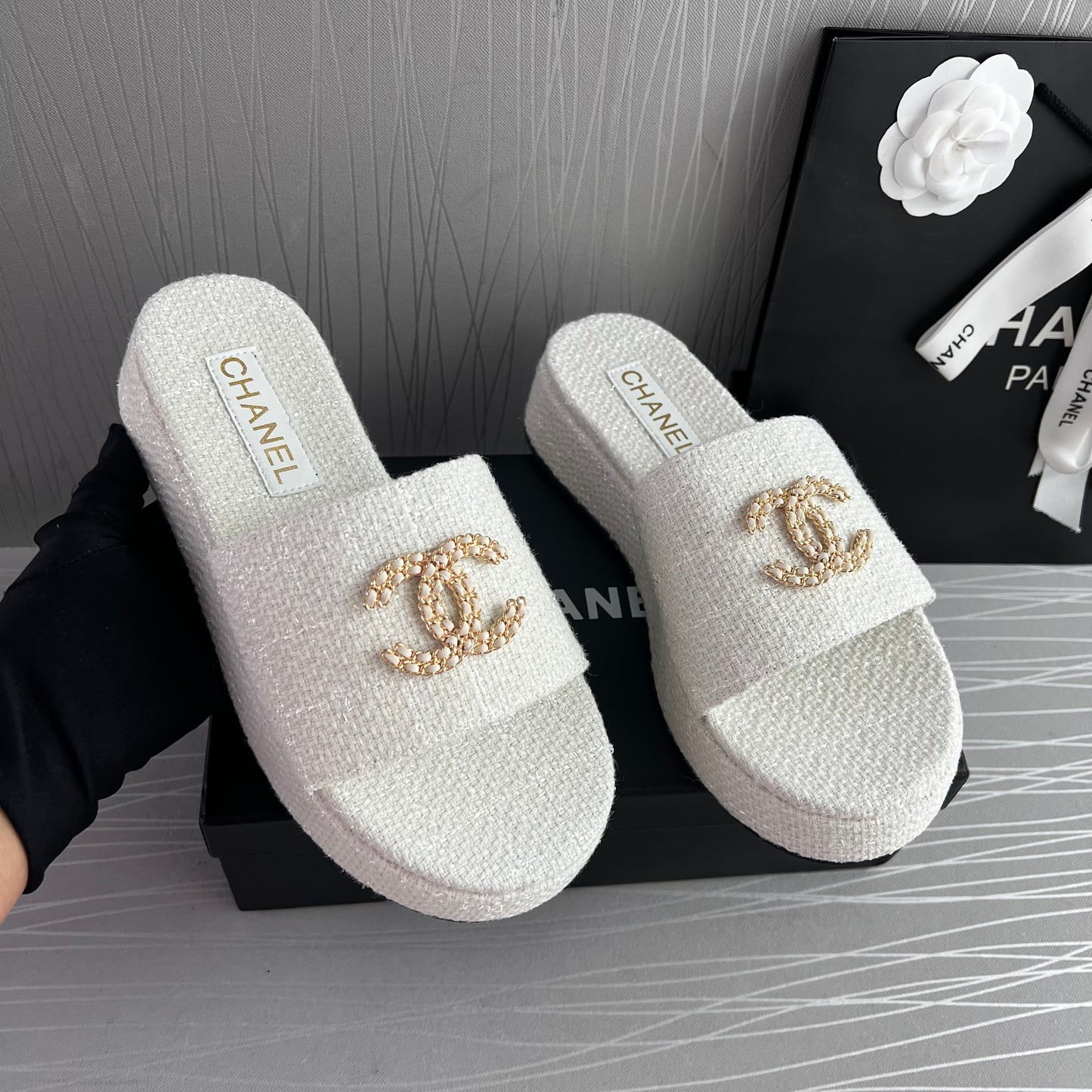 Sandalias C algodón en color blanco con letras doradas