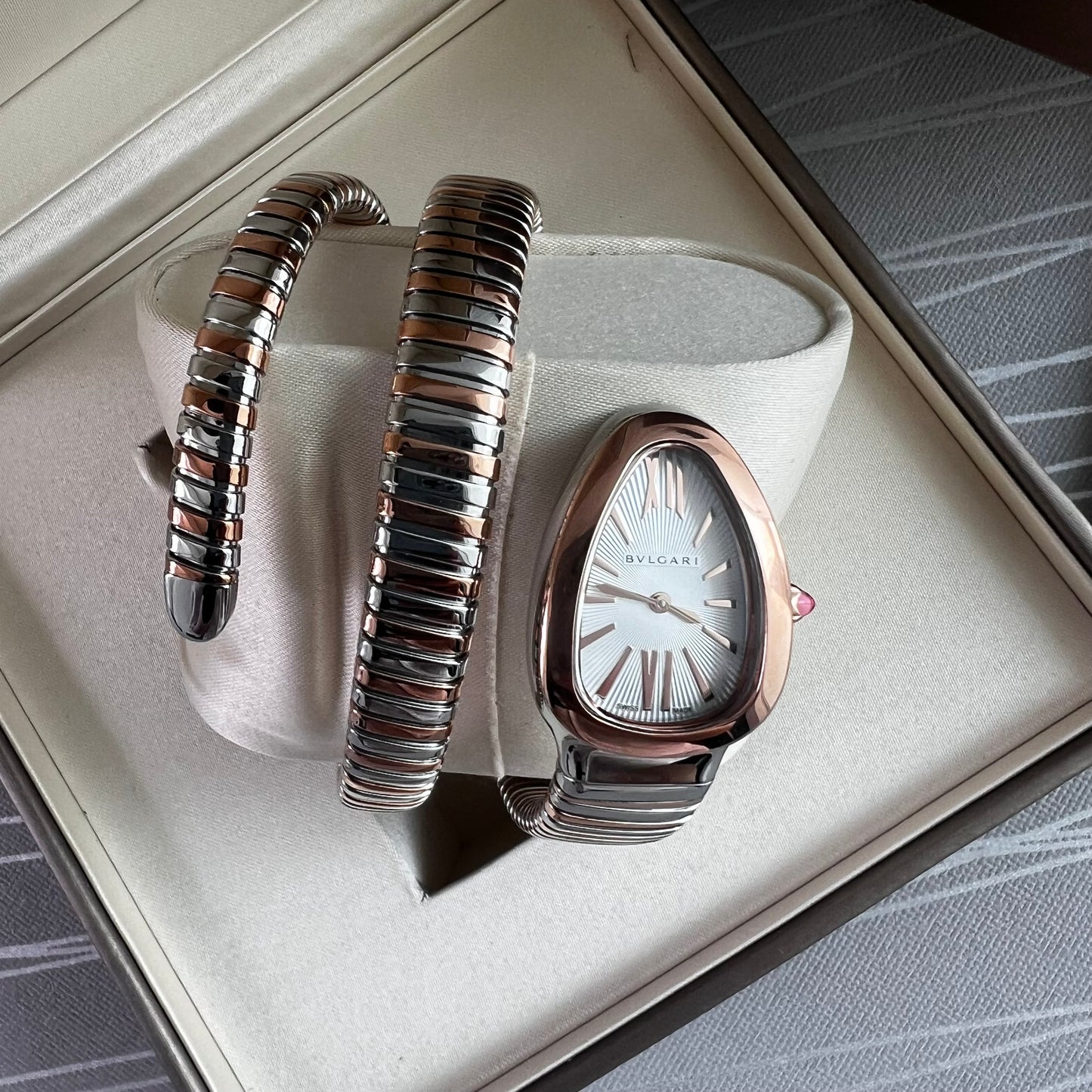 Reloj B brazalete doble en dos tonos , rosa y plateado