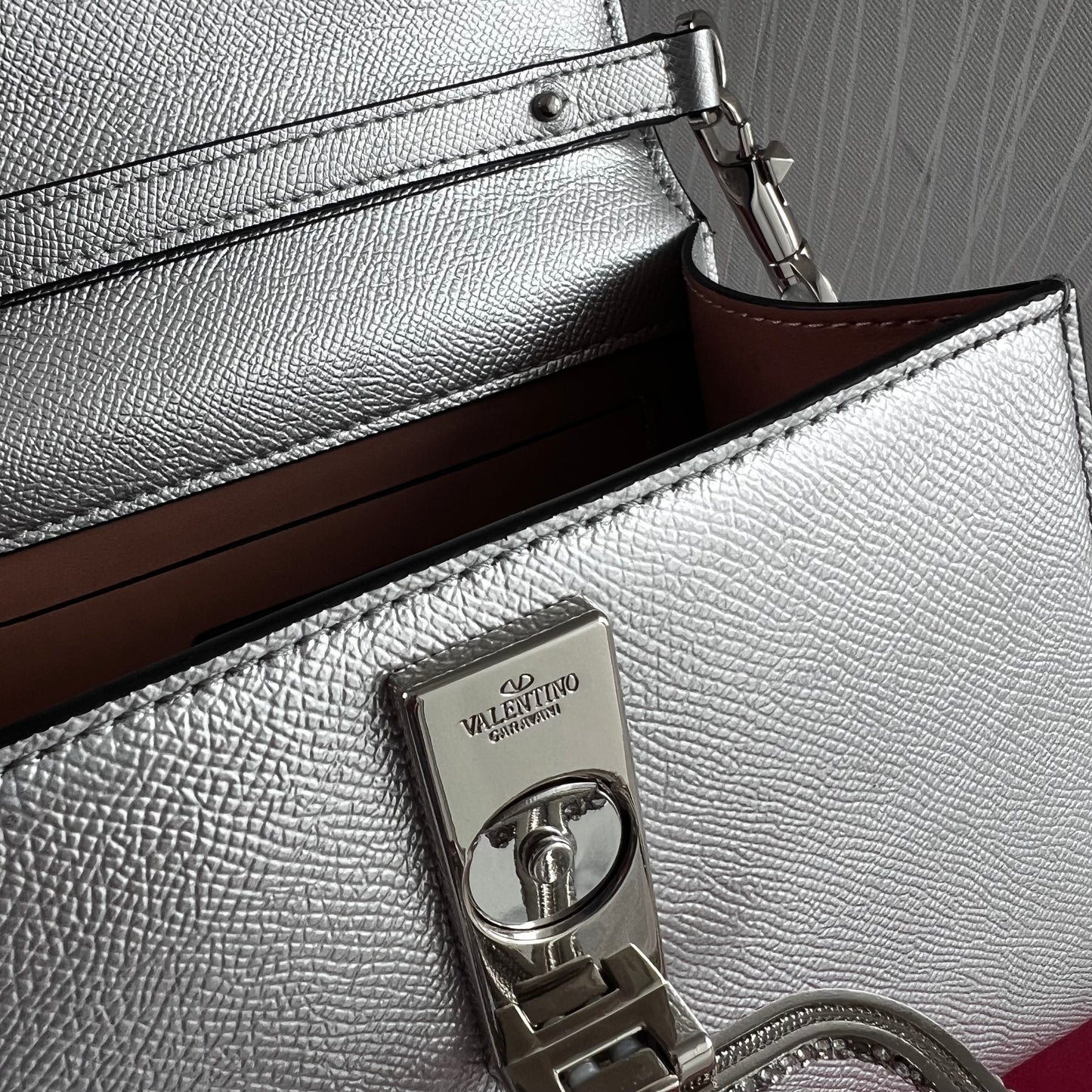 Bolso V piel color plata y herraje con piedras