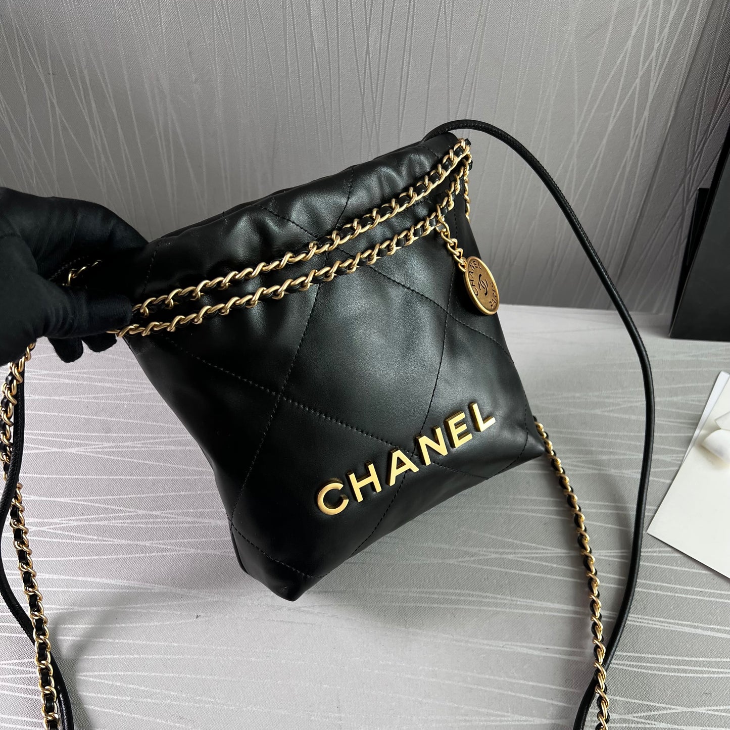 Bolso C piel color negro mini herrajes dorados