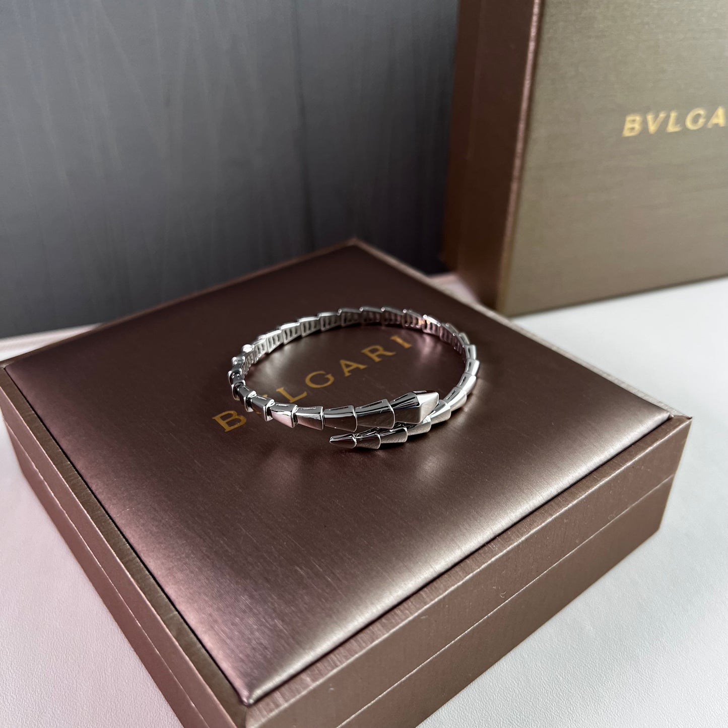 Brazalete B flexible color plateado