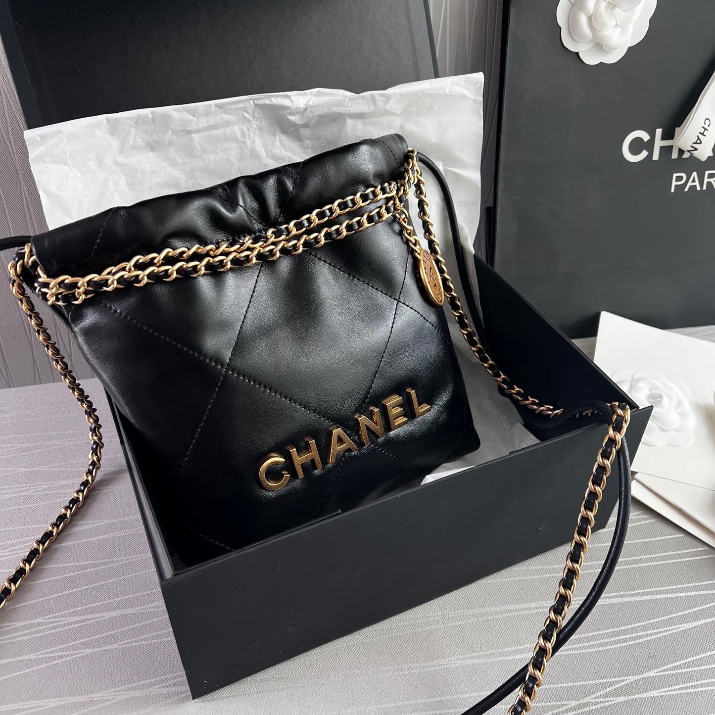 Bolso C piel color negro mini herrajes dorados