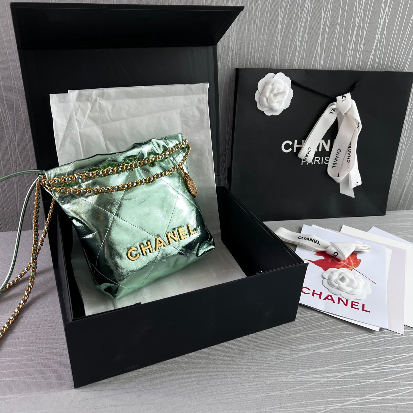 Bolso C piel metalizada color verde, tamaño mini, herrajes dorados