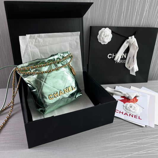 Bolso C piel metalizada color verde, tamaño mini, herrajes dorados