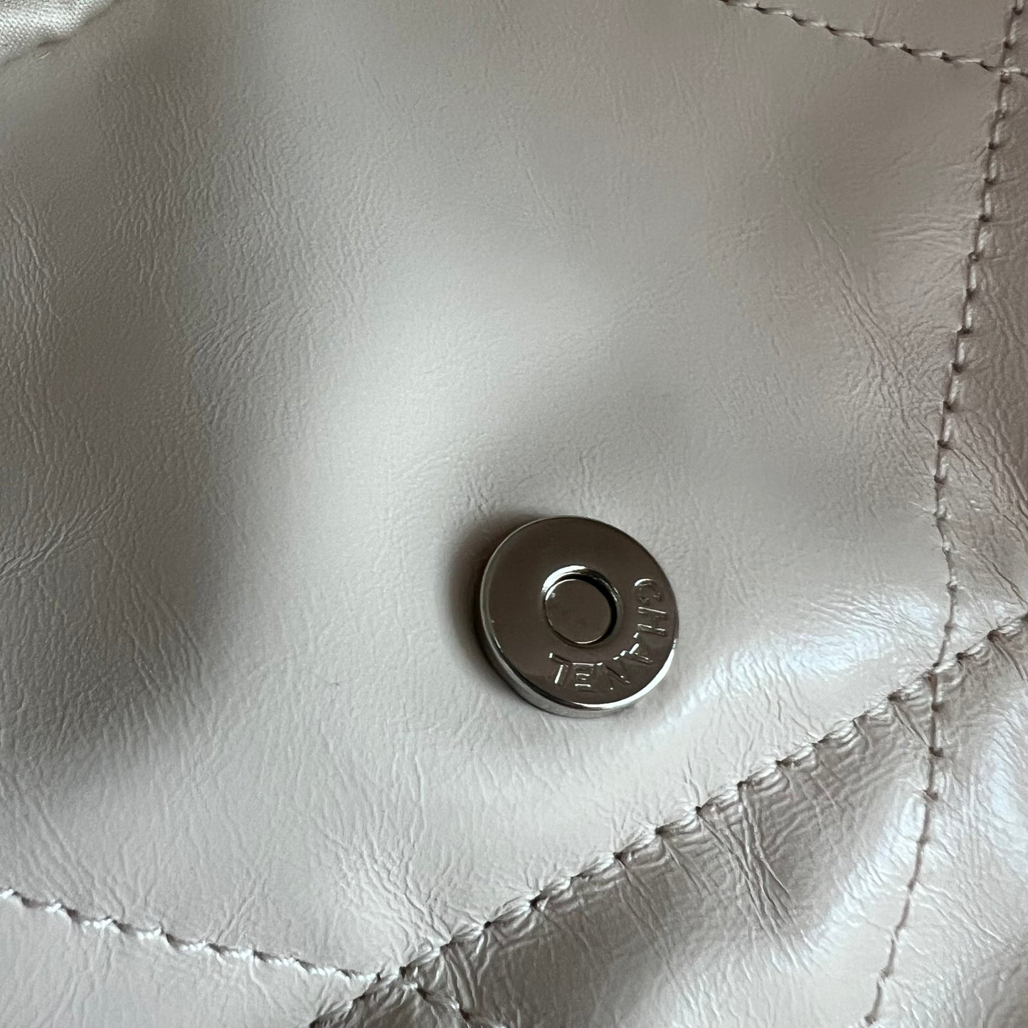 Bolso C piel beige con herrajes color plateado