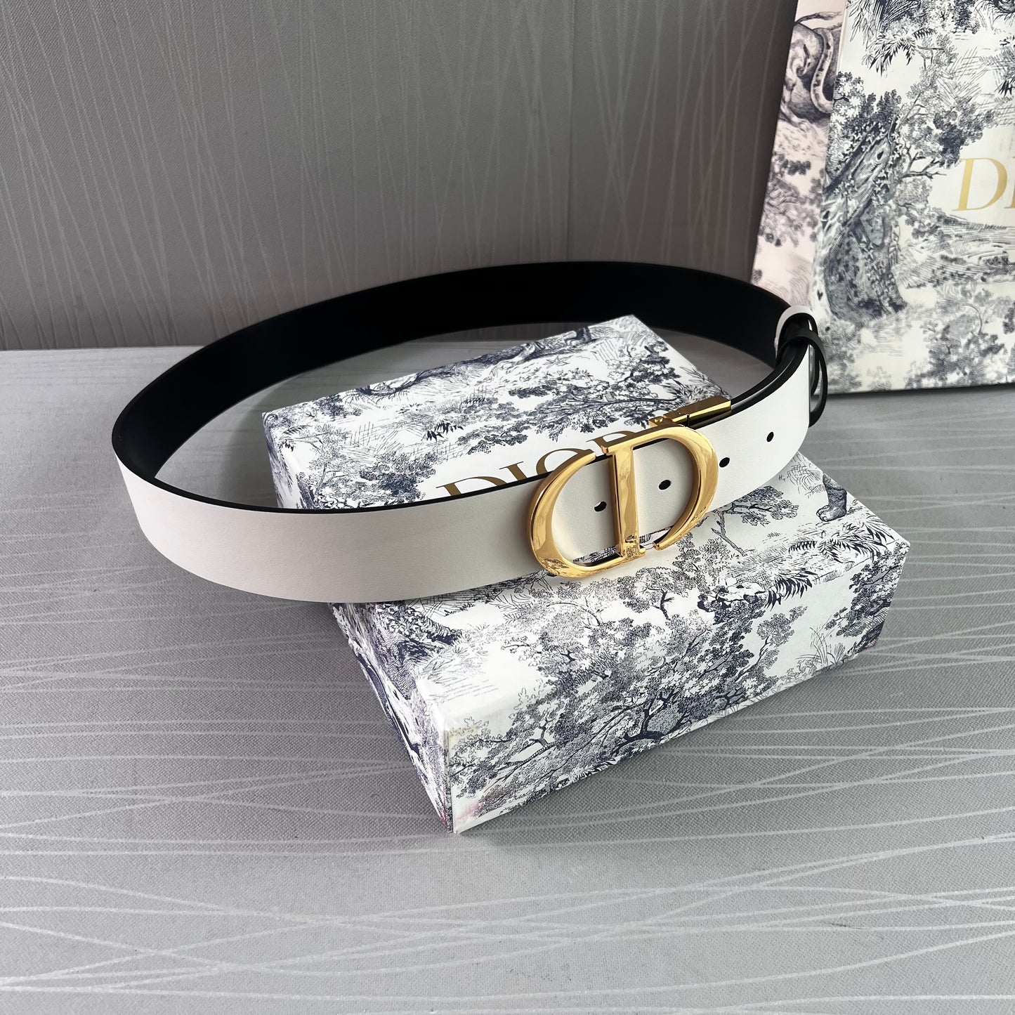 Cinto D reversible blanco y negro piel