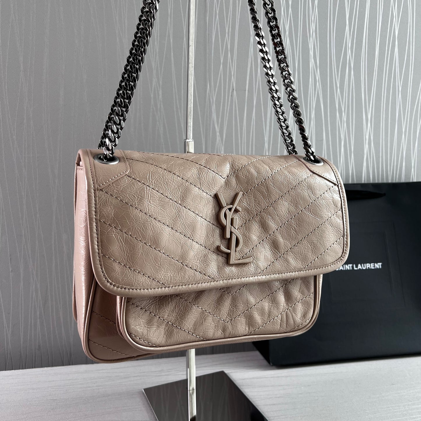 Bolso Y piel beige, herrajes color plateado