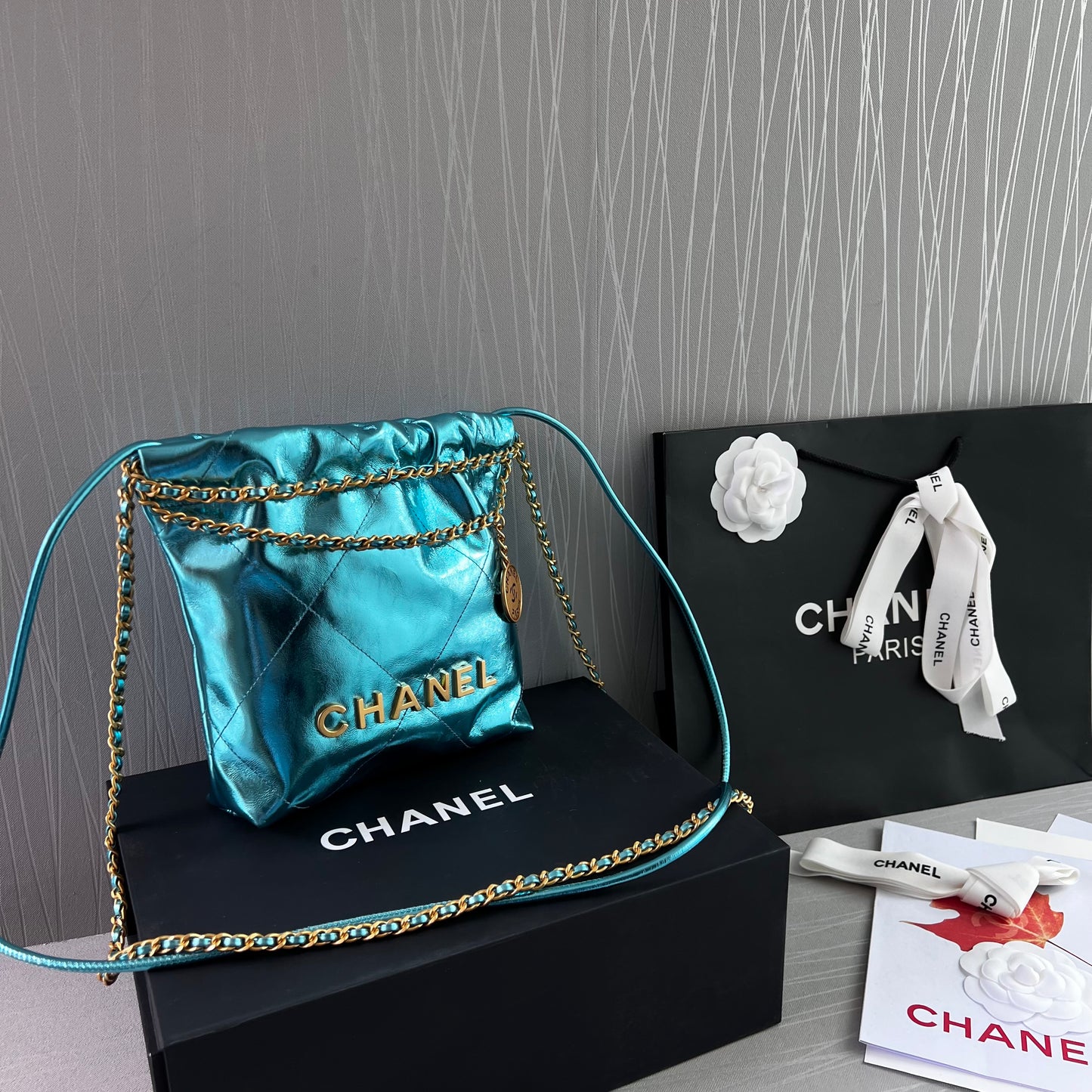 Bolso C piel metalizada color azul , tamaño mini y herrajes dorados