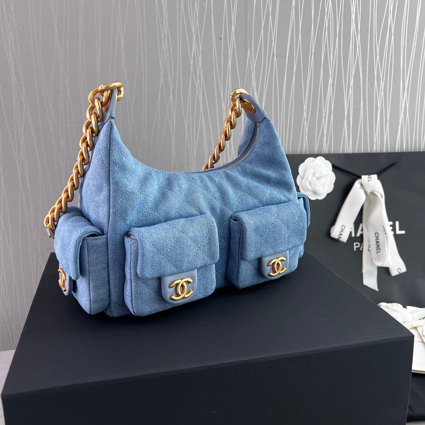 Bolso C tela azul tipo mezclilla con herrajes dorados