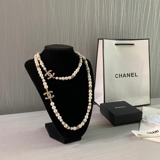 Collar C dorado combinado con perlas