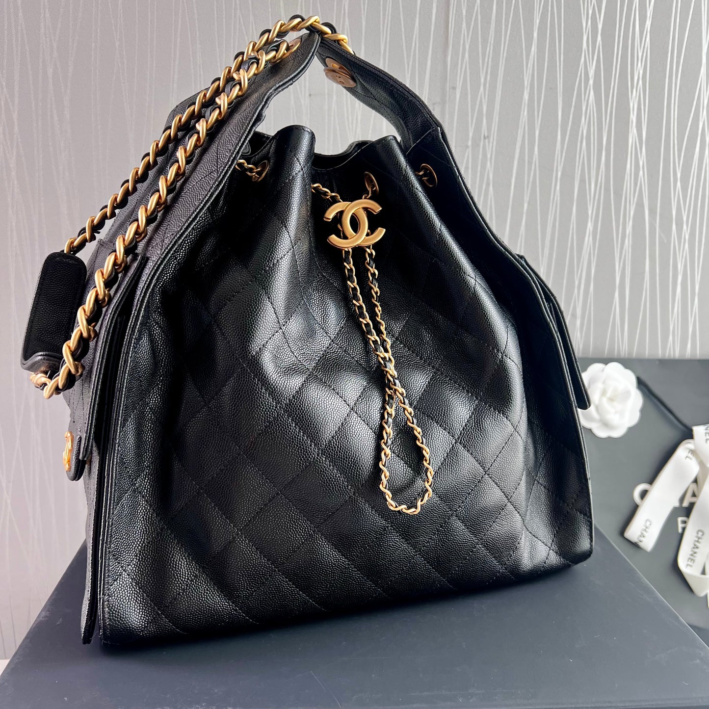 Bolso C 2-5 hobo piel granulada color negro mediana