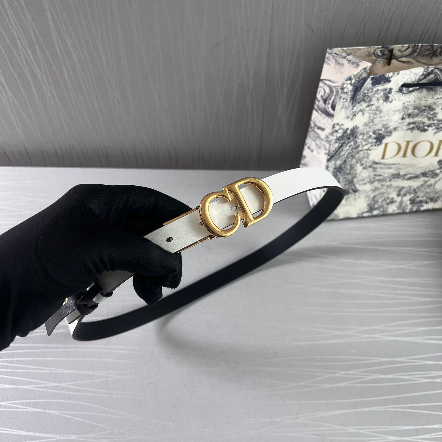 Cinto D reversible blanco y negro piel