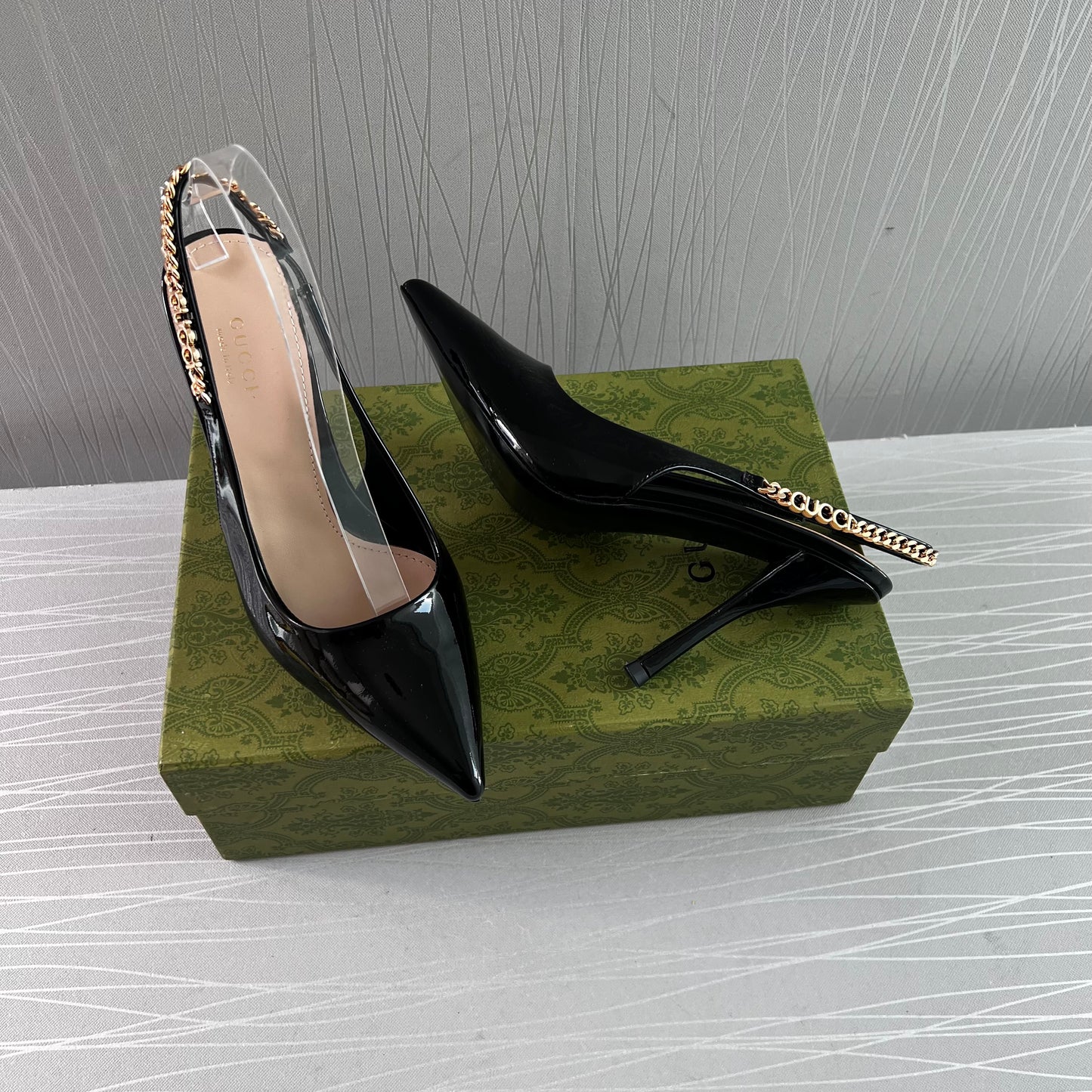Zapatillas G charol negro, herraje dorado