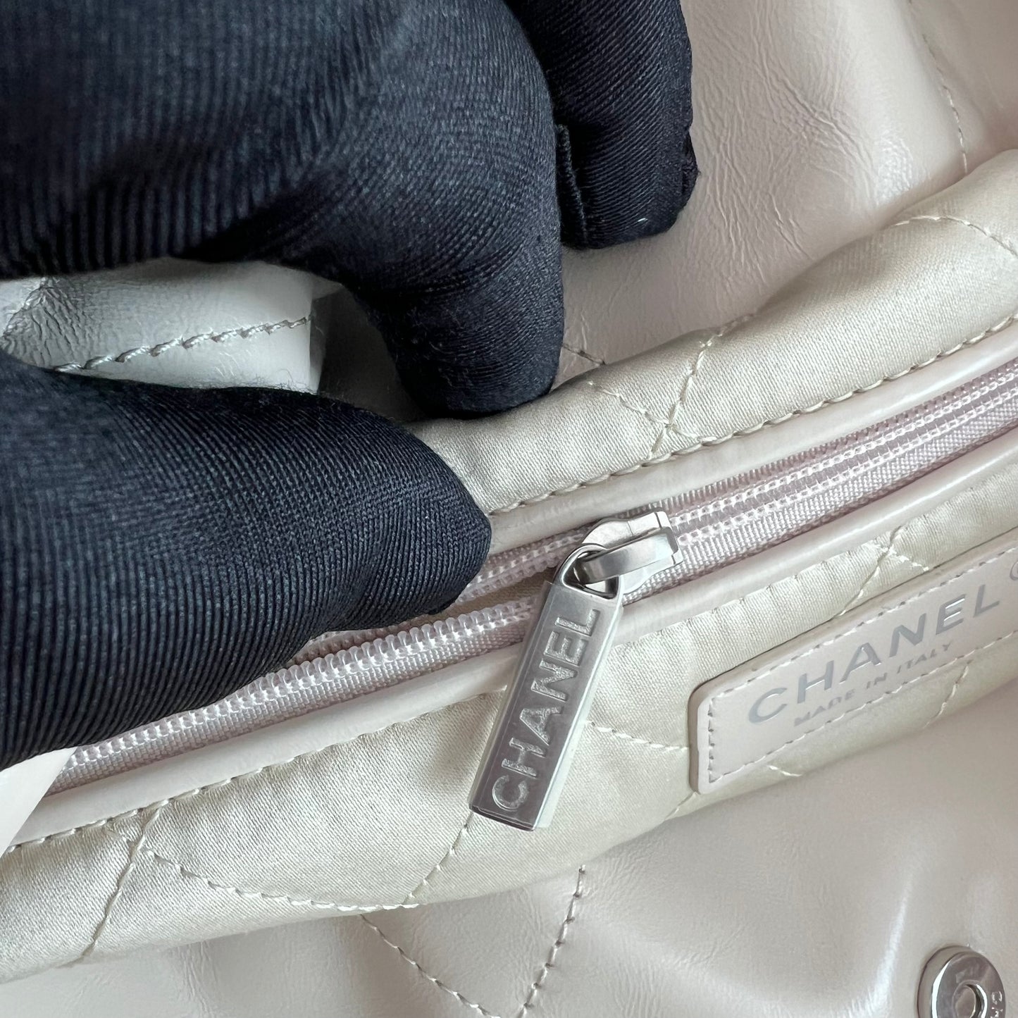 Bolso C piel beige con herrajes color plateado