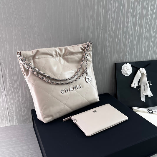 Bolso C piel beige con herrajes color plateado