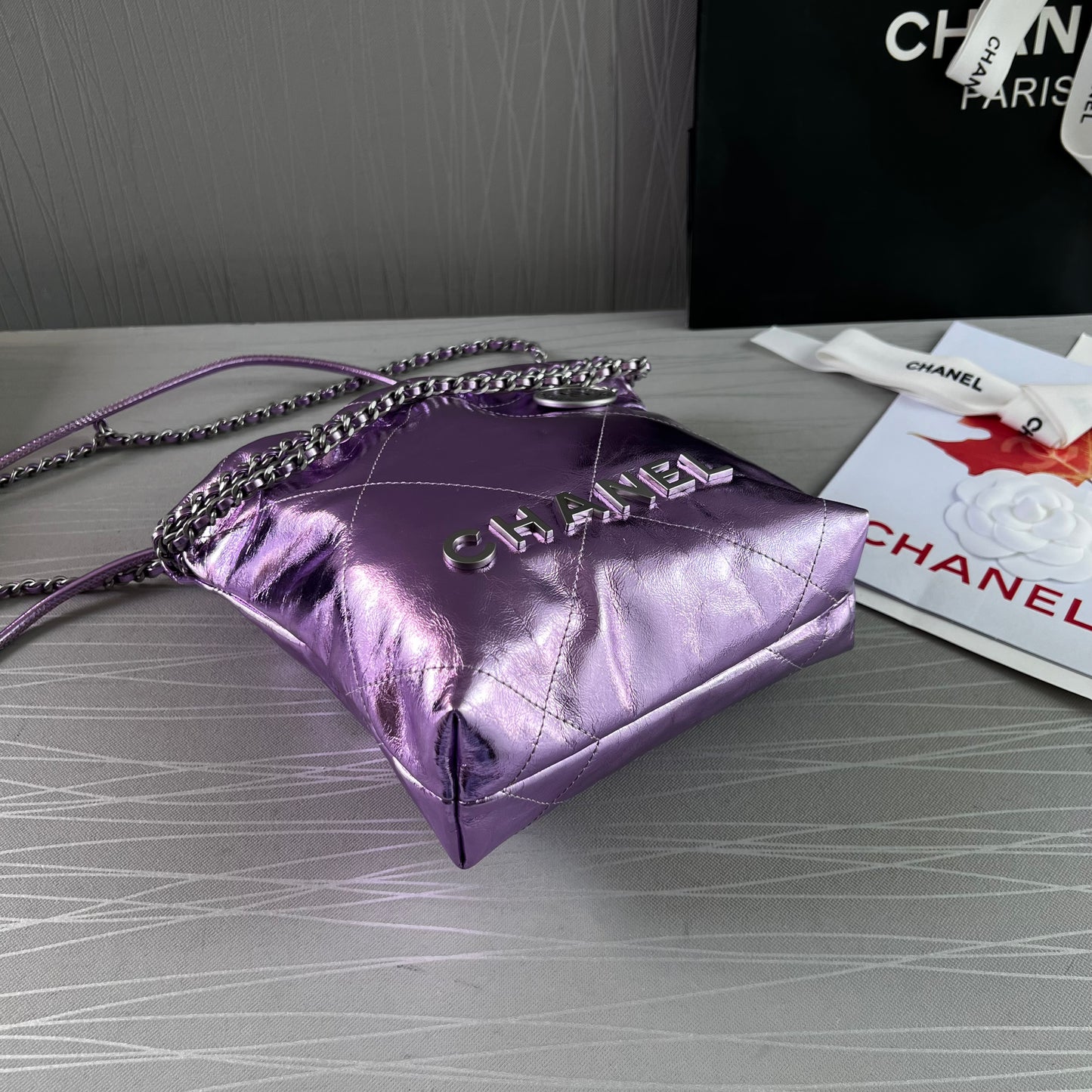 Bolso C piel metalizada lila tamaño mini y herrajes color plateado