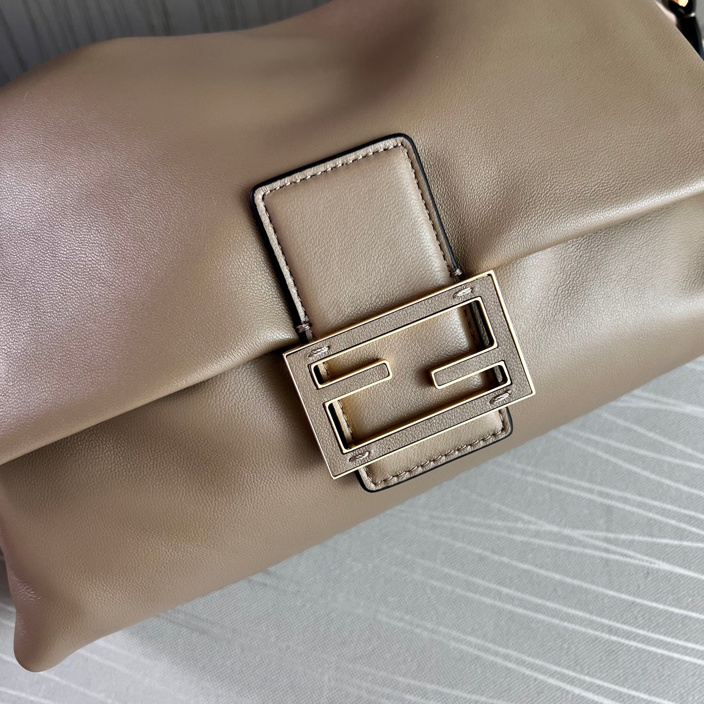Bolso F piel color greige tamaño mediano