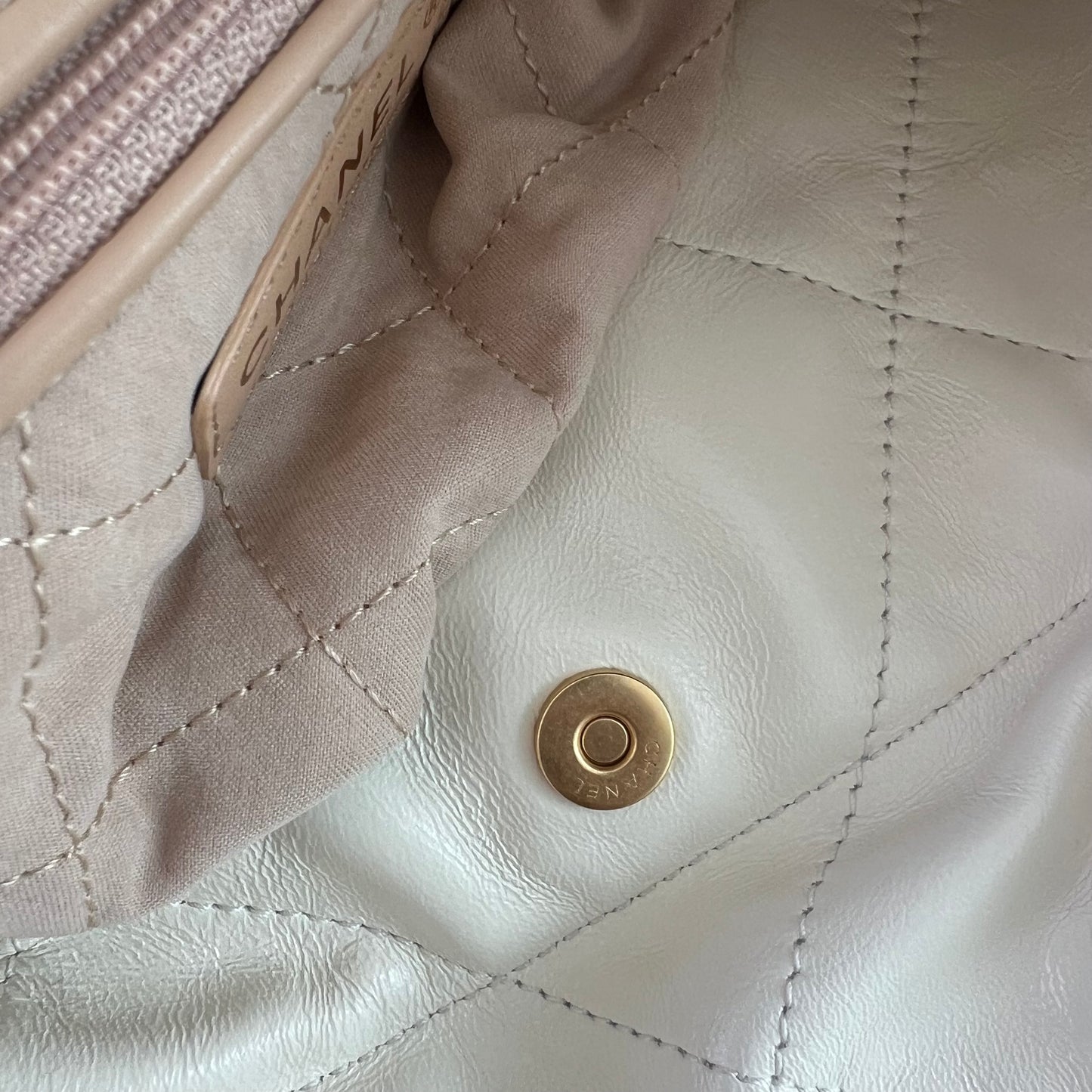 Bolso C piel con herrajes dorados