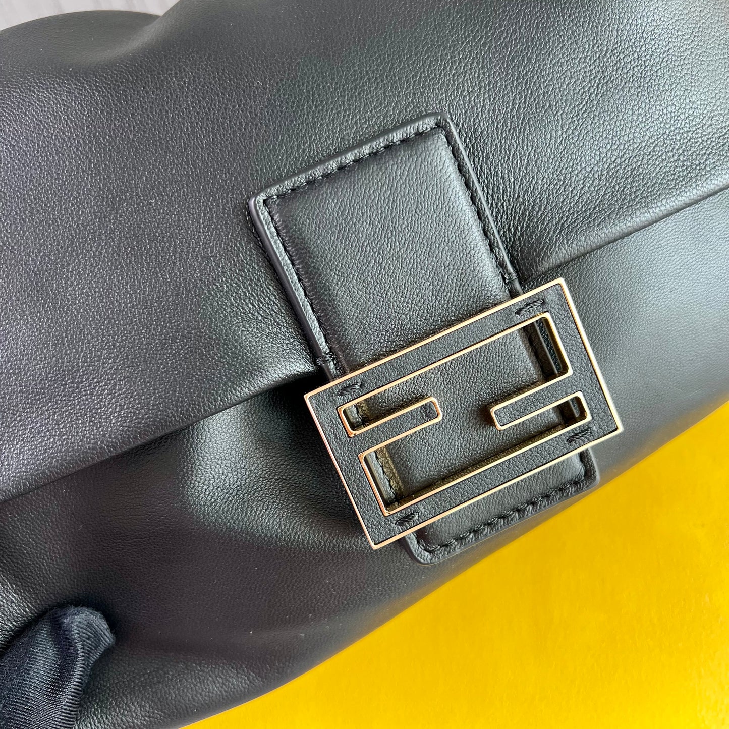 Bolso F piel color negro tamaño mediano