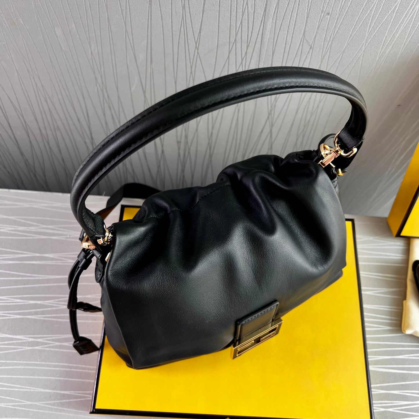 Bolso F piel color negro tamaño mediano