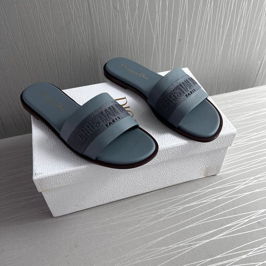 Sandalias D piel y algodón bordado color azul