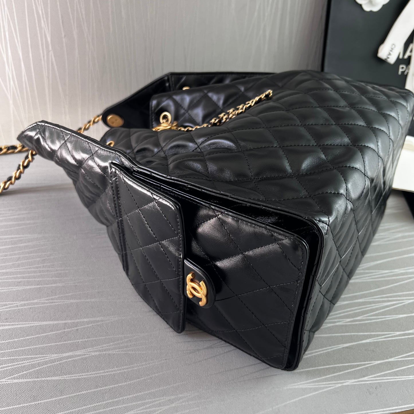 Bolso C piel negra con herrajes dorados