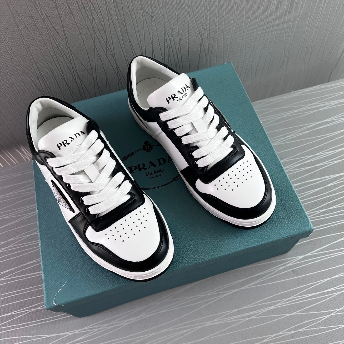 Sneakers P piel blancos con negro