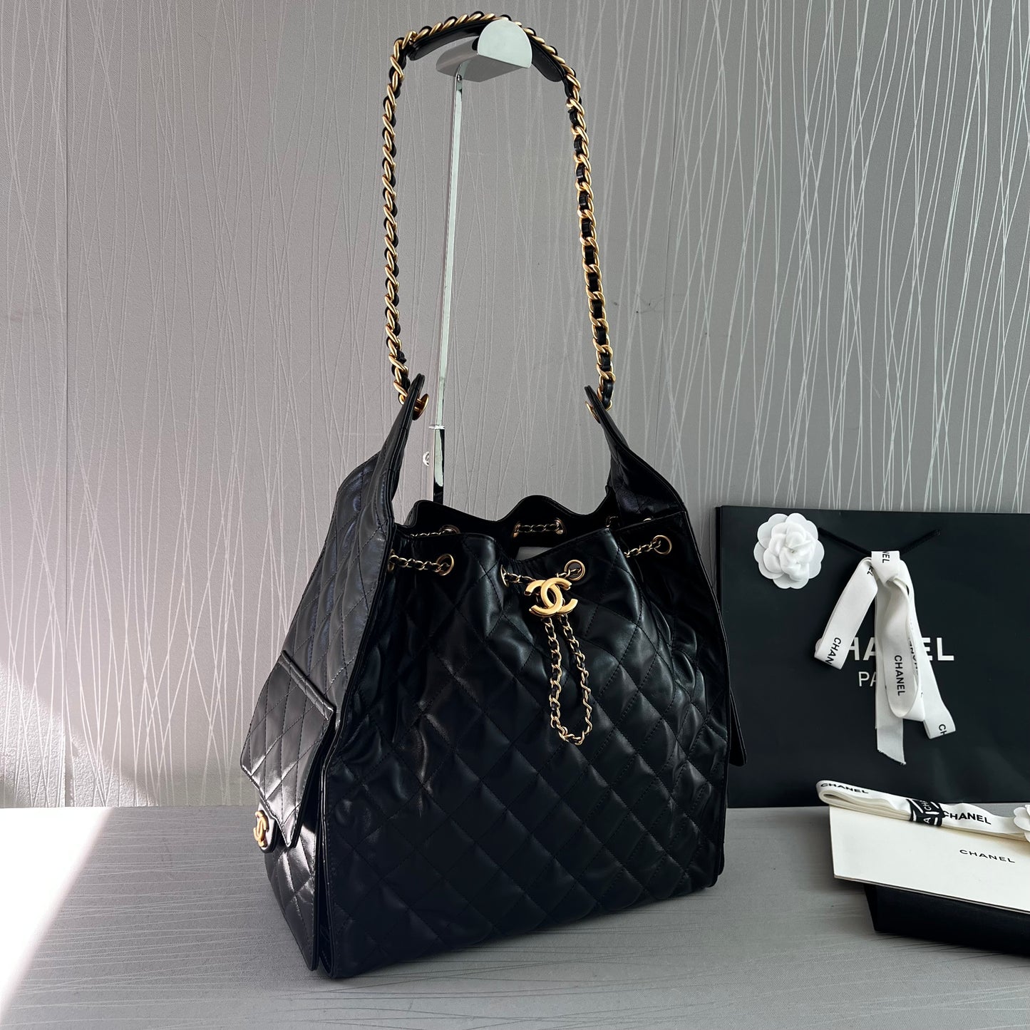 Bolso C piel negra con herrajes dorados