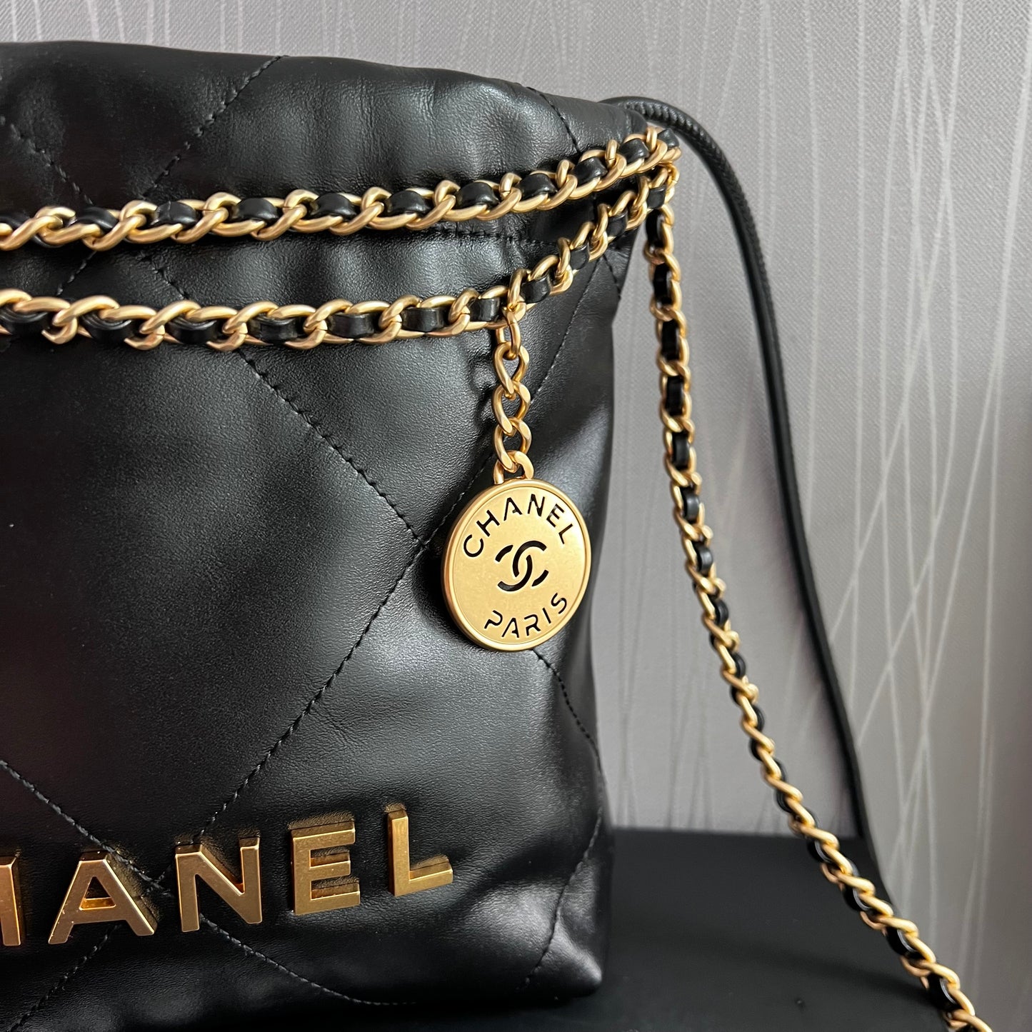 Bolso C piel color negro mini herrajes dorados