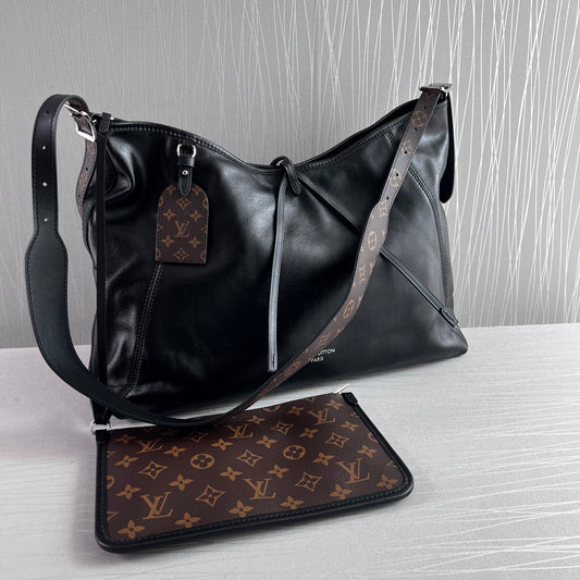 Bolso L piel en color negro y herrajes en color plata