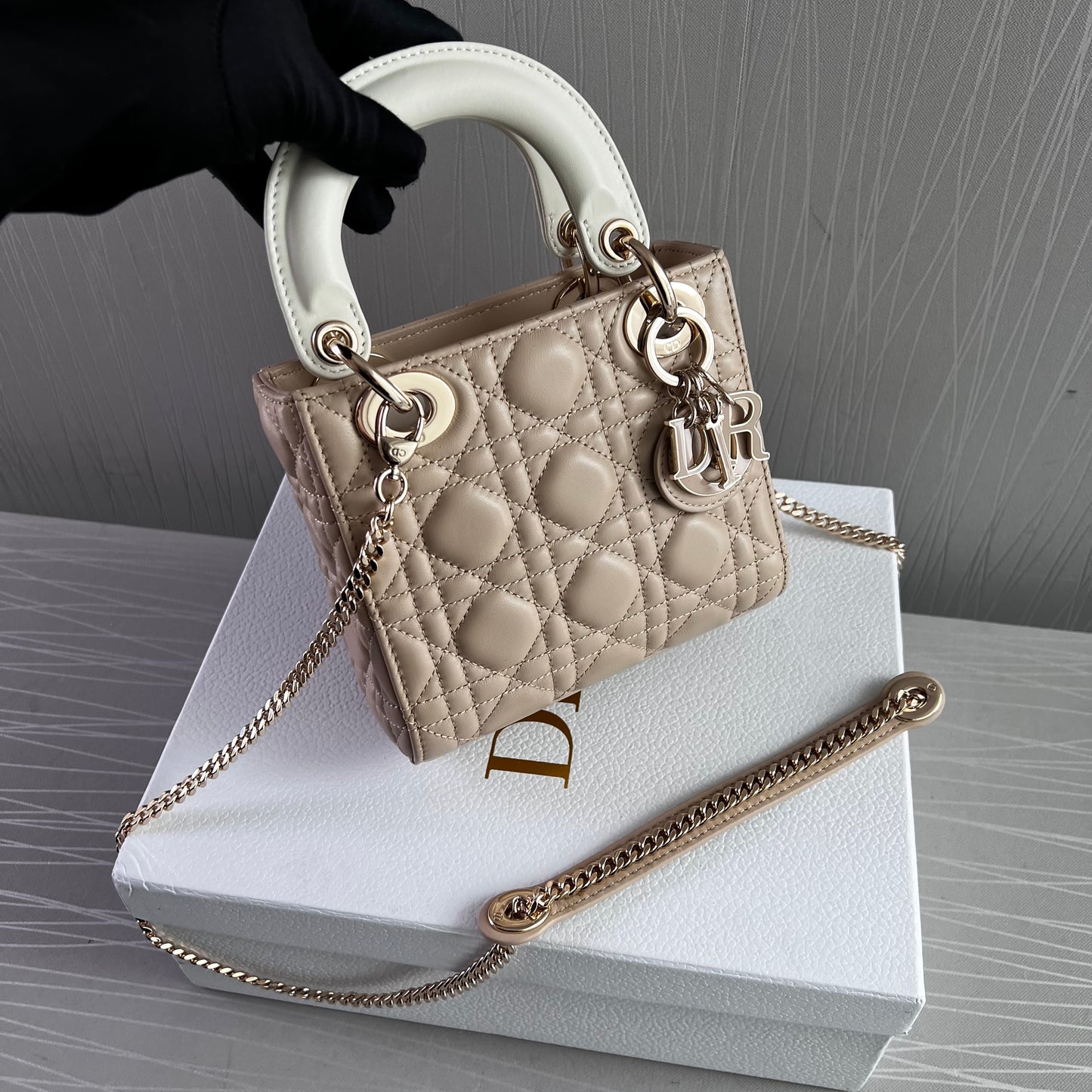 Bolso D piel color beige combinada en las asas con hueso