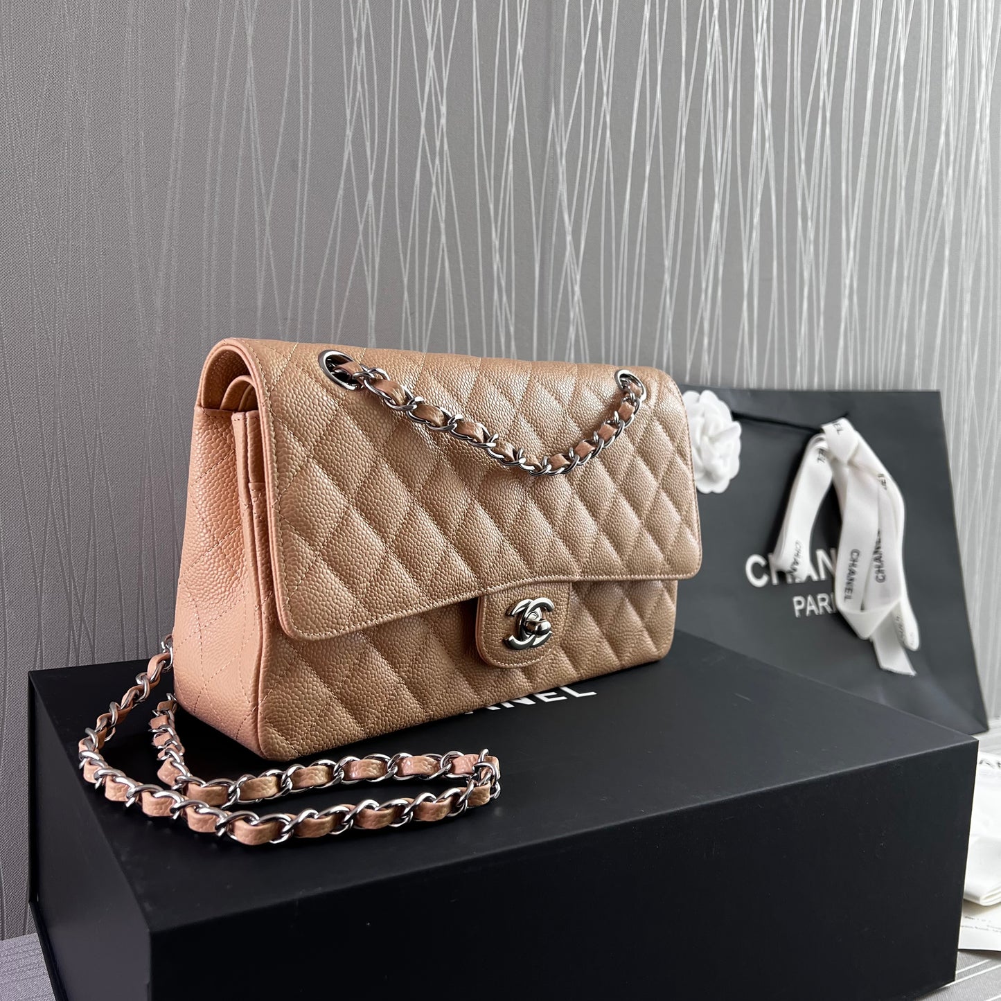 Bolso C piel color beige herrajes plateados