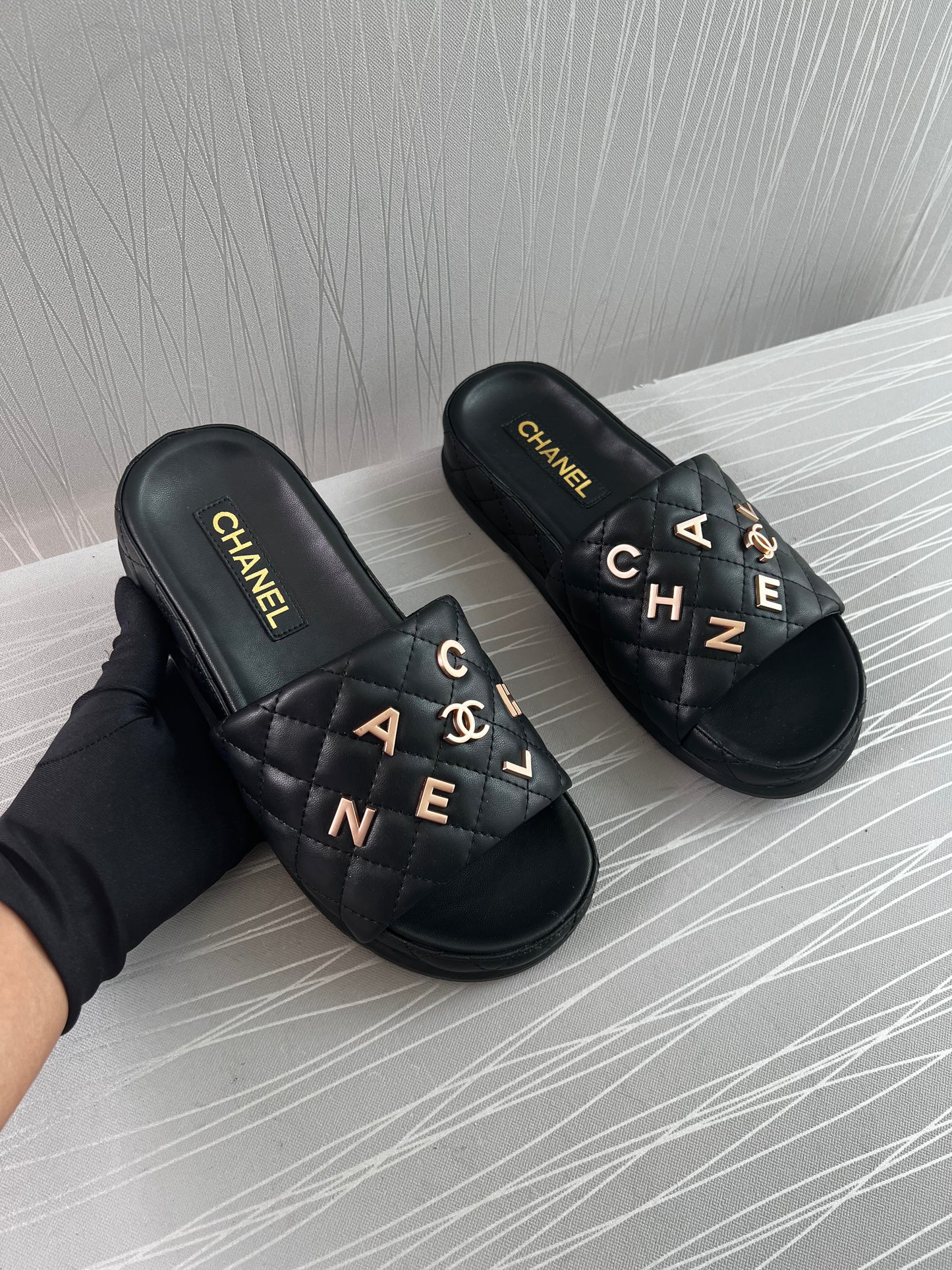 Sandalias C piel negra con letras color doradas