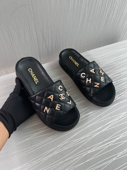 Sandalias C piel negra con letras color doradas