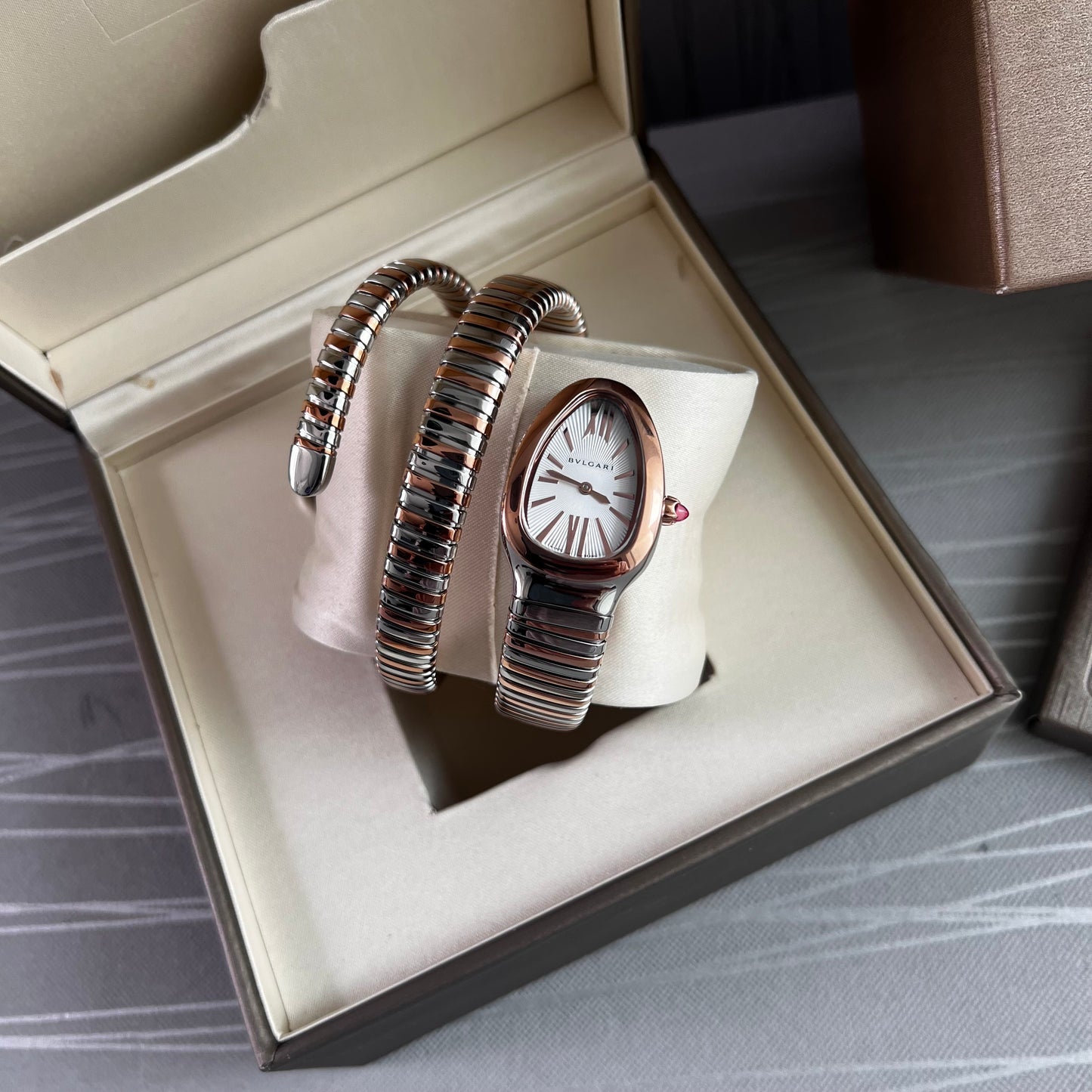 Reloj B brazalete doble en dos tonos , rosa y plateado