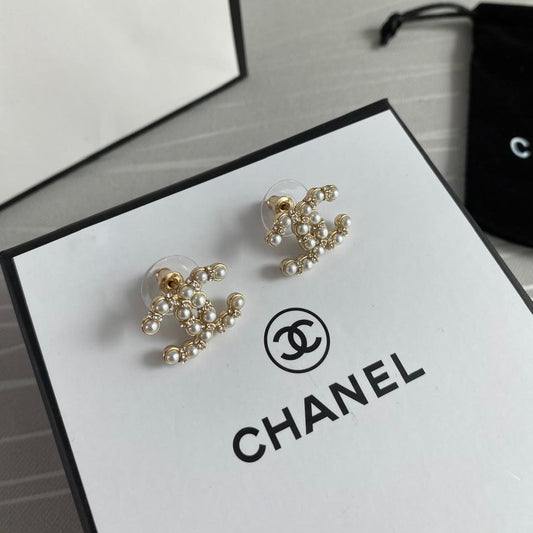 Aretes C color dorado