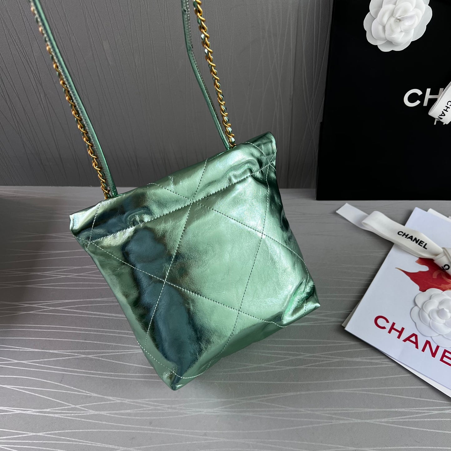 Bolso C piel metalizada color verde, tamaño mini, herrajes dorados