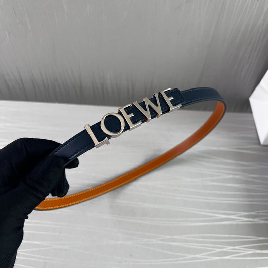 Cinto L piel azul marino combinado con camel, herraje color plateado