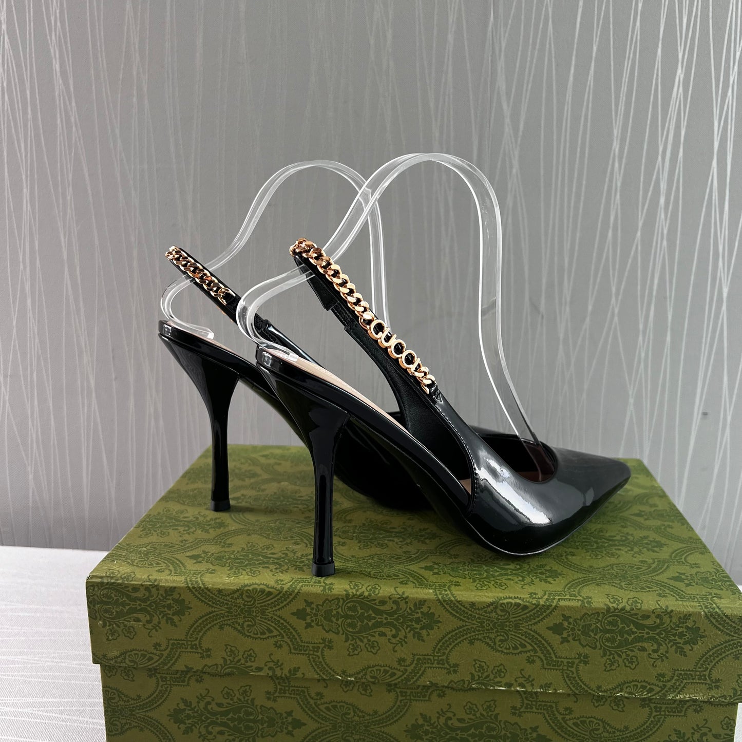 Zapatillas G charol negro, herraje dorado
