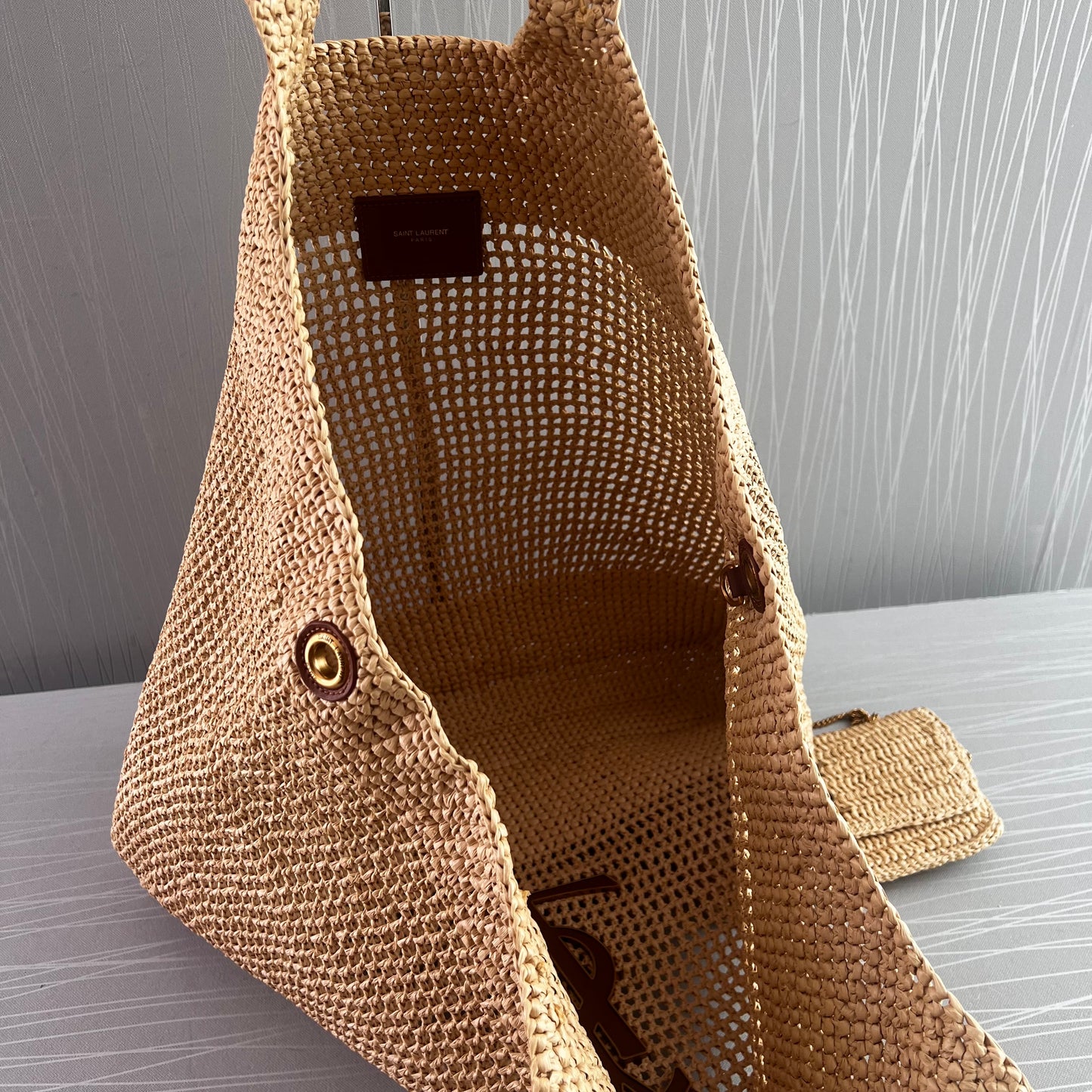 Bolso Y de rafia con herrajes dorados
