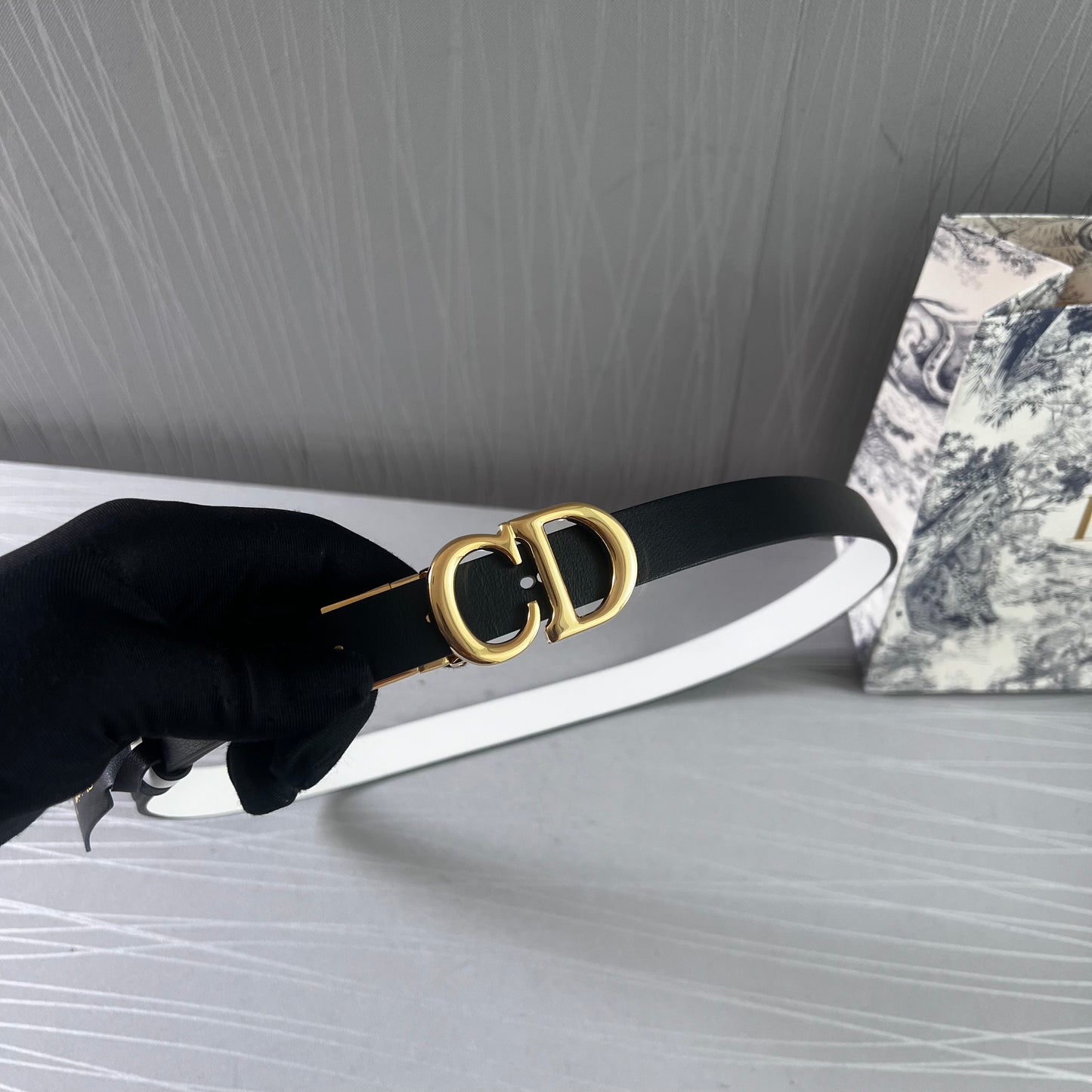 Cinto D reversible blanco y negro piel