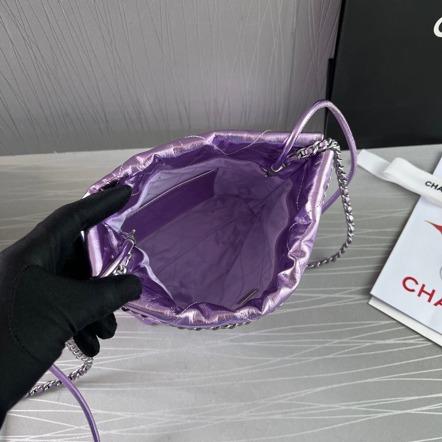 Bolso C piel metalizada lila tamaño mini y herrajes color plateado