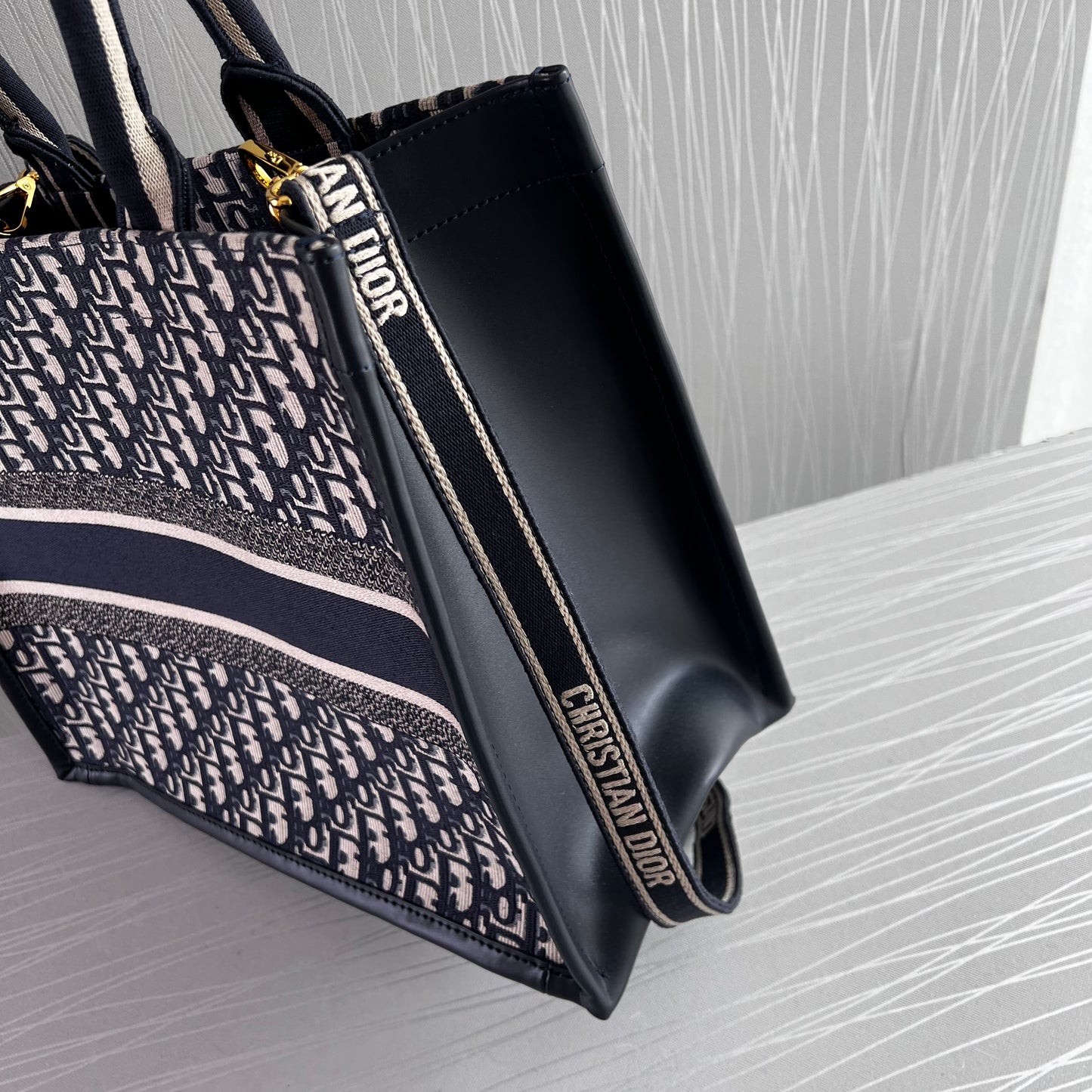 Bolso D Tote tela jacquard bordada en color azul marino