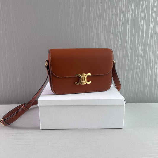 Bolso C piel color camel herraje dorado